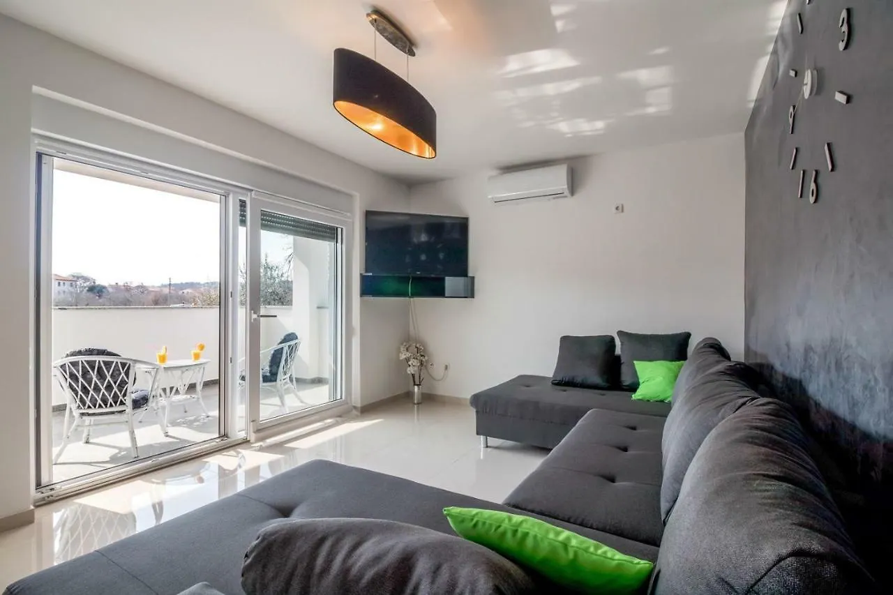 Apartments Mira Pula 3*,