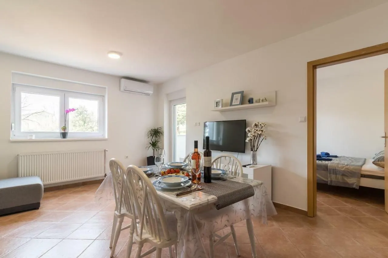 Apartments Mira Pula 3*,
