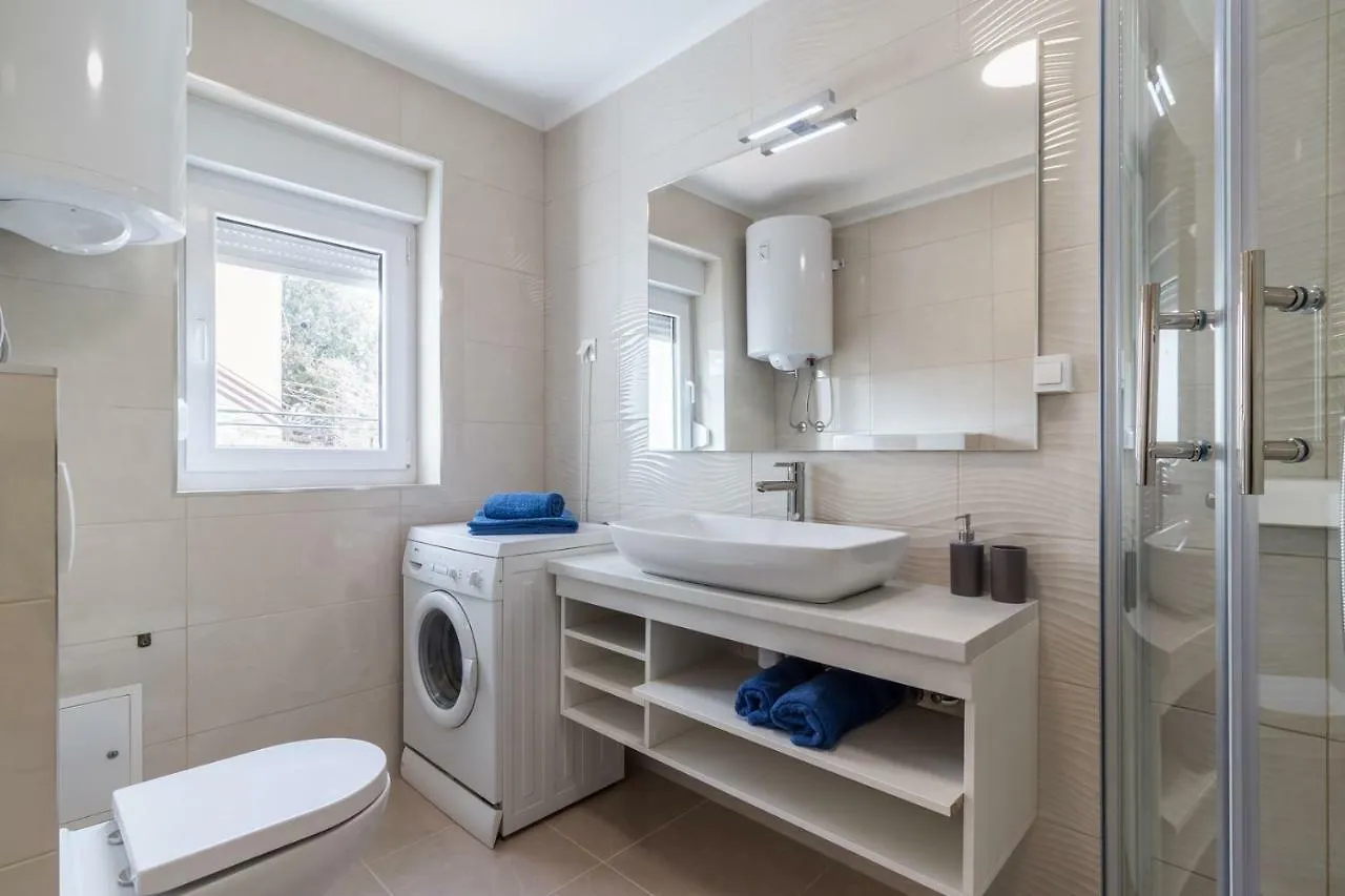 Apartments Mira Pula 3*,
