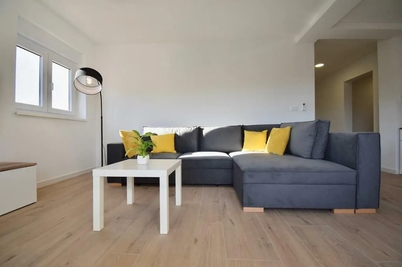 Apartments Mira Pula 3*,